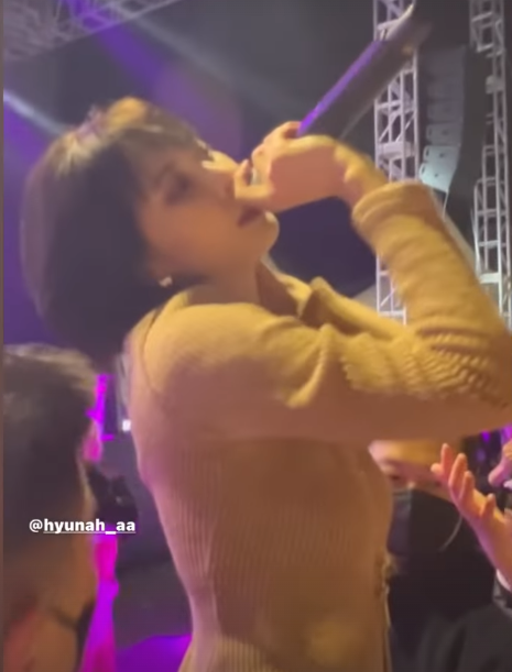 대학 축제서 보란 듯이 만지는 현아 근황 화제