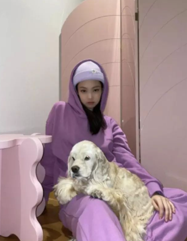 제니, 해외 축구선수와 럽스타그램? 자세까지…