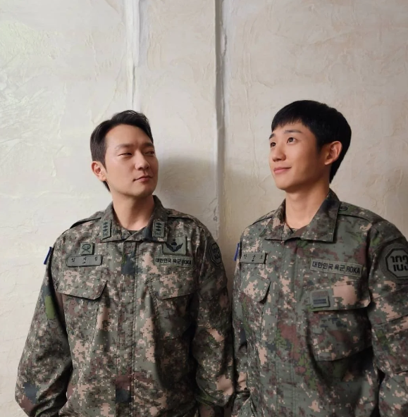 "표정 벌써부터 킹받아" 손석구×정해인 투샷 공개