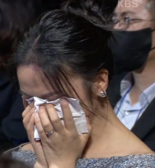 시상식에서 '오열'하는 탕웨이에 김혜수가 한 말이…