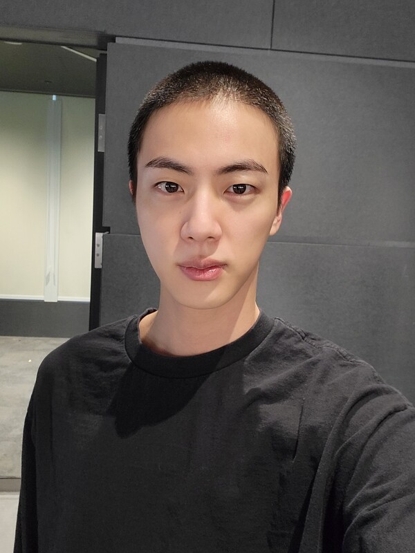 BTS 진, 군 입대 전 머리 밀고 찰칵 "밤톨 같아"
