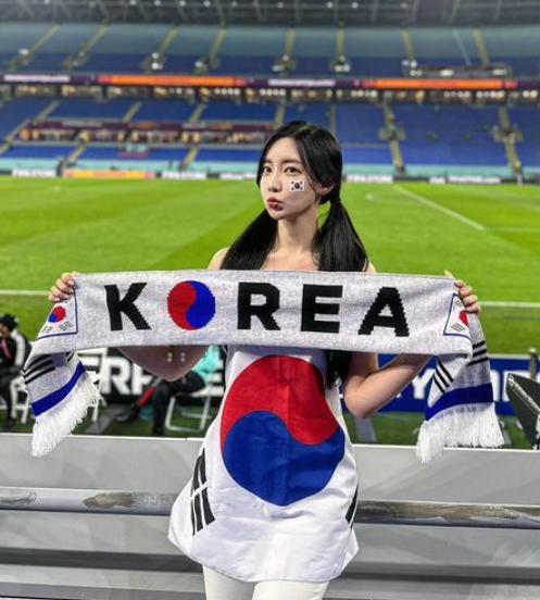 태극기 하나만 두르고…파격 패션 선보인 아나운서