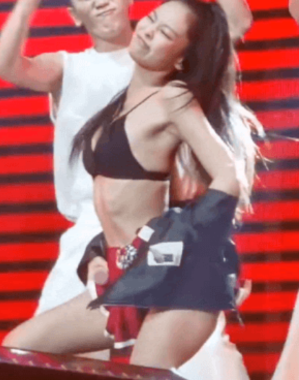 제니 맞아? 무대에서 갑자기 옷 벗더니…