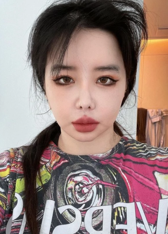 박봄, 근황에 머리 헝클어지고 눈 약간 풀려… 일?
